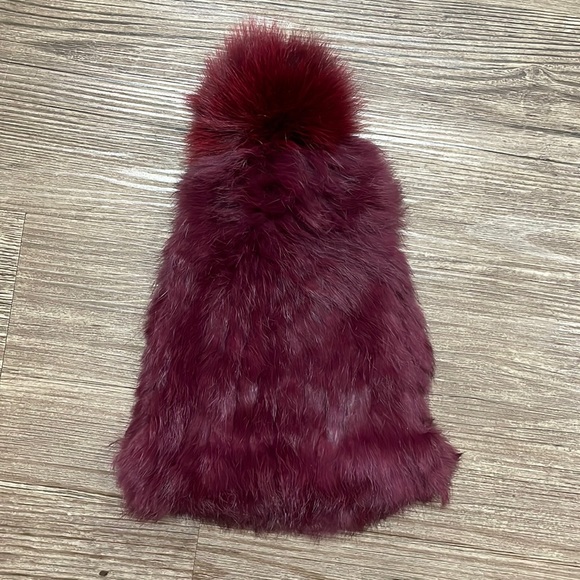 Marcus Adler Accessories - 🔴Beautiful Maroon Marcus Adler Fur Beanie